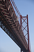 Blick von unten auf Ponte 25 Abril Brücke, Lissabon, Portugal, Europa