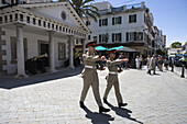 Wachwechsel von britischen Soldaten an Militärbasis, Gibraltar, Europa