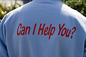 Can I Help You? Schriftzug auf Polohemd von Fremdenführer, Falmouth, Cornwall, England, Europa