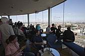 Menschen genießen ihr Guinness in der Gravity Bar in der Guinness Storehouse Brauerei, Dublin, Leinster, Irland, Europa