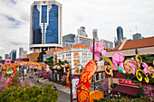 Einkaufsstrasse mit Shoppingzentrum in Chinatown, Dekoration zum Chinesischen Neujahrsfest, Singapur, Asien