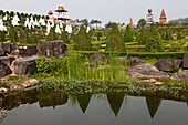 Buddhistische Stupas im Nong Nooch tropical botanical garden, botanischer Gartenpark bei Pattaya, Provinz Chonburi, Thailand, Asien