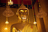 Goldener Buddha im buddhistischen Tempel Wat Kalayanamit, Bangkok, Thailand, Asien