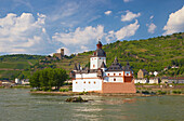 Burg Pfalzgrafenstein im Rhein, Burg Gutenfels im Hintergrund, Kaub, Rheinland-Pfalz, Deutschland