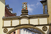 Torbogen mit Kreuzigungsgruppe in der Liebfrauenstraße, Trier an der Mosel, Rheinland-Pfalz, Deutschland, Europa