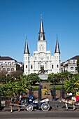 USA, Louisiana, New Orleans, French Quarter, Jackson Square, St Louis Cathedral and horse-drawn carriages