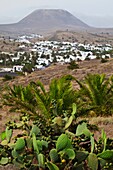 Pueblo Haría y al fondo volcán de la Corona Isla Lanzarote Provincia Las Palmas Islas Canarias España