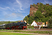 Historische Eisenbahn Bundenthaler unter Felsformation Jungfernsprung in Dahn, Pfälzerwald, Rheinland-Pfalz, Deutschland, Europa