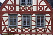 Marktplatz in Kirchberg, Fachwerkhaus von 1752 (Schwanen-Apotheke), Detail, Hunsrück, Rheinland-Pfalz, Deutschland, Europa