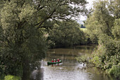 Drei Kinder paddeln ein Kanu auf der Fulda, Niederaula, Hessen, Deutschland, Europa