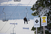 Skifahrer im Sessellift, Vancouver im Hintergrund, British-Columbia, Kanada