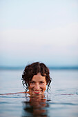 Frau badet im Starnberger See, Ambach, Münsing, Bayern, Deutschland
