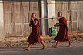 Zwei junge buddhistische Mönche in Hpa-An, Kayin Staat, Myanmar, Burma, Asien