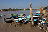 Fischerboote auf dem Fluss Thanlwin in Mawlamyaing, Mon Staat, Myanmar, Burma, Asien