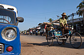 Menschen auf der Strasse in Bago, Hauptstadt der Verwaltungseinheit Bago Division, Myanmar, Burma, Asien