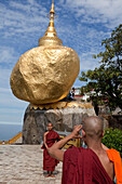 Buddhistische Mönche vor dem Goldenen Felsen, Buddhistisches Pilgerziel Kyaikhtiyo Pagode, Mon Staat, Myanmar, Burma, Asien