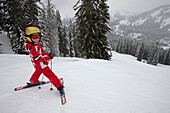 Mädchen auf Skipiste, Skigebiet Sportgebiet Ifen, Abfahrt an der Hahnenköpfle-Bahn, Kleinwalsertal, Vorarlberg, Österreich