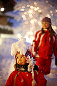 Mädchen spielen im Schnee, Hotel Chesa Valisa, Hirschegg, Kleinwalsertal, Vorarlberg, Österreich