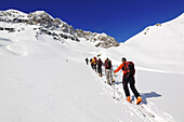 Skibergsteiger auf dem Weg zum Tiz Tasner, Engadin, Graubünden, Schweiz, Europa