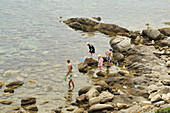 Kinder fangen Fische mit Kescher am Strand von Ammouliani Insel, Eselsinseln, Ouranopoli, Chalkidiki, Griechenland