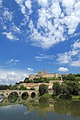 River Orb, 'Pont Vieux,  old bridge and Saint-Nazaire cathedral (14th century), Beziers. Herault, Languedoc-Roussillon, Francia