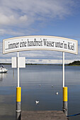 Schild über einem Anlegesteg, Brandenburg an der Havel, Brandenburg, Deutschland