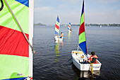 Kinder segeln in Jollen auf der Außenalster, Hamburg, Deutschland