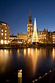 Blick über Alsterfleet zum Rathaus in der Weihnachtszeit, Hamburg, Deutschland