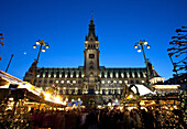 Weihnachtsmarkt vor dem Hamburger Rathaus, Hamburg, Deutschland