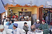Restaurant mit Tajine, Markt im Hohen Atlas bei Marrakech, Menschen an Plastik Tischen, Asni, Marokko