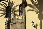 Palmen vor der Fassade der Kirche Nuestra Senora de los Angeles in Garachico, Nordwest Teneriffa, Spanien