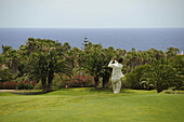 Junger Mann beim Abschlag auf dem Golfplatz über dem Meer, Aymerich Golf, San Blas, Teneriffa, Kanaren, Spanien