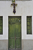 Blumenkreuz über grüner Haustür, Granadilla de Abona, Süden, Teneriffa, Kanaren, Spanien