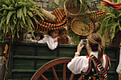 Geschmückter Wagen mit Kindern und Frau in kanarischer Tracht, Los Realejos, Romeria, Erntedankfest, Teneriffa, Kanaren, Spanien