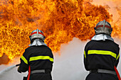 Extinguishing A Fire With Two Foam Hoses. Training The Firefighters Of The Sdis38 In Hydrocarbon Fires, Gesip (Study Group For Safety In The Petroleum And Chemical Industries) Of Roussillon (38)