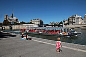 Sightseeing Boat On The Seine, 4Th Arrondissement, Paris, France