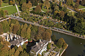 Luftbild von Bad Pyrmonter Schloss, Wasserschloss mit Parkanlage, Bäume mit Herbstlaub und Palmengarten, Niedersachsen, Deutschlnd