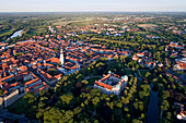Altstadt mit Stadtkirche St. Marien und Schloss, Celle, Niedersachsen, Deutschland