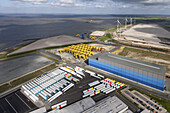 Luftbild, Gründungsstrukturen für Offshore Windparks lagern auf dem Hof der Cuxhaven Steel Construktion im Hafen von Cuxhaven, Niedersachsen, Deutschland