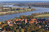 Luftbild, Oberelbe bei Schnackenburg, Ortskern, Schiffsverkehr auf der Elbe, Niedersachsen, Deutschland