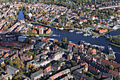 Luftbild, Emden, der Emdener Hafen reicht bis in die Stadtmitte, Feuerschiff Deutsche Bucht zwischen Altstadthäusern im Ratsdelft, Emden, Niedersachsen, Deutschland