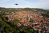 Gyrokopter überfliegt Altstadt von Goslar, Niedersachsen, Deutschland