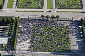 Luftbild, Zuschauer warten beim Picknick auf die Öffnung der Tore zum Kleines Fest im Großen Garten, Festbesucher in den Herrenhäuser Gärten, Hannover, Niedersachsen, Deutschland