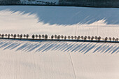 Luftaufnahme einer Landstraße im Winter, Niedersachsen, Deutschland