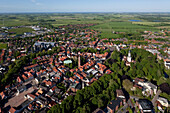 Luftaufnahme der Innenstadt mit Schloss und Schlosspark, Jever, Niedersachsen, Deutschland