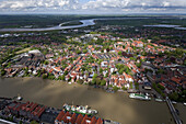 Luftbild, Blick über den Hafen und Stadt zur Ems, Große Kirche, Rathaus und Freizeithafen, Rathausbrücke, Leer, Niedersachsen, Deutschland