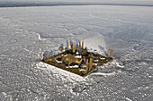 Luftbild, Spaziergänger auf dem zugefrorenen Steinhuder Meer, gemusterte Eisfläche, ehemalige Festung wird von Fußgängern erobert, Niedersachsen, Deutschland