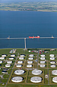 Tanker am Ölpier, Öltanks im Vordergrund, Wilhelmshaven, Niedersachsen, Deutschland