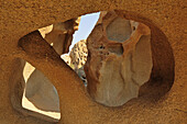 Felshöhle mit Felssäule, Namibwüste, Namib, Namibia