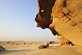 Felsüberhang mit Blick auf Savanne, Namibwüste, Namib, Namibia